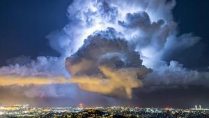 FOTOS | Una espectacular tempesta descarrega sobre Barcelona: pluja irregular i sorpresa al mar