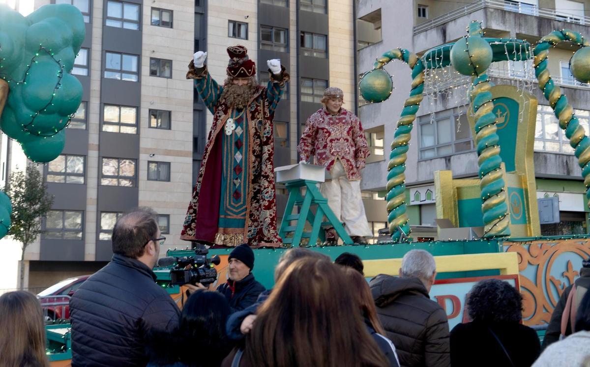 Mucho colorido y más caramelos en la Cabalgata de los Reyes Magos en Vigo