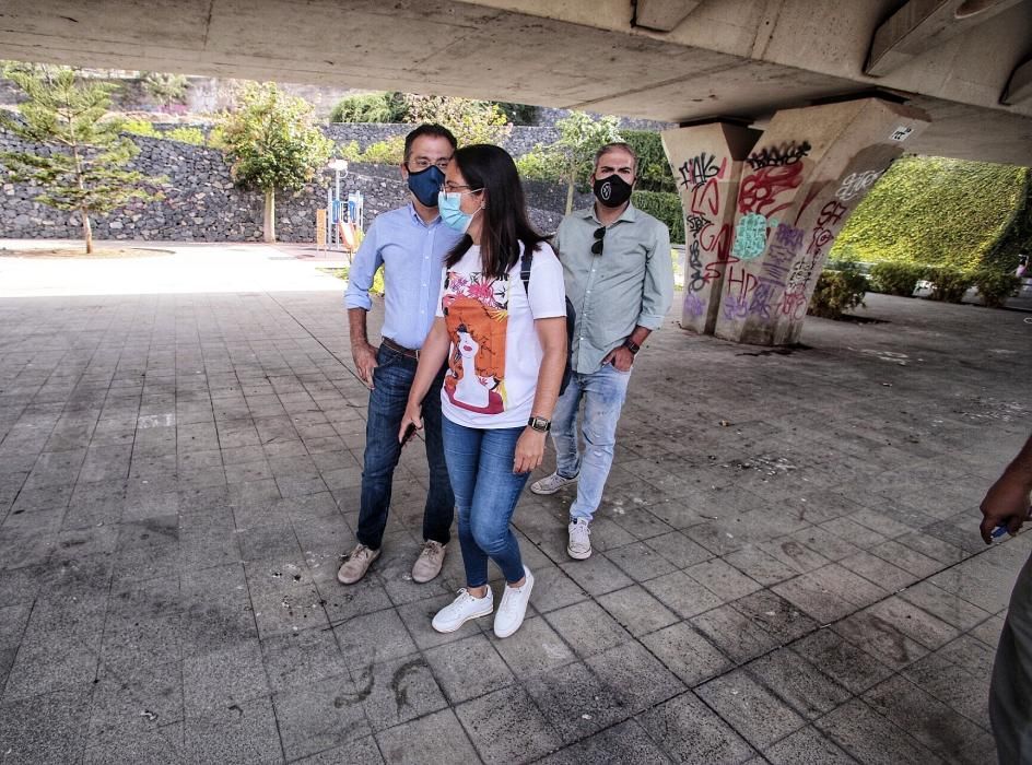 Carlos Tarife visita la calle Benahoare.