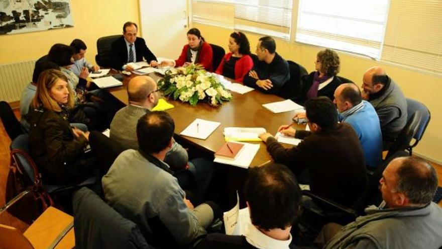 José Enrique Sotelo en una reunión con los representantes de los trabajadores municipales.  // Gonzalo Núñez