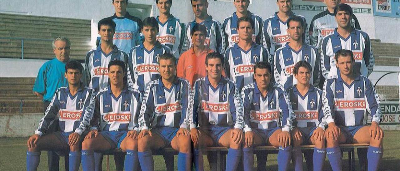 Foto oficial de la plantilla del Alcoyano de la temporada 1992-93, con Juande Ramos de pie en el centro (camiseta roja) y Nico Rodríguez en la tercera fila, tras el entrenador.