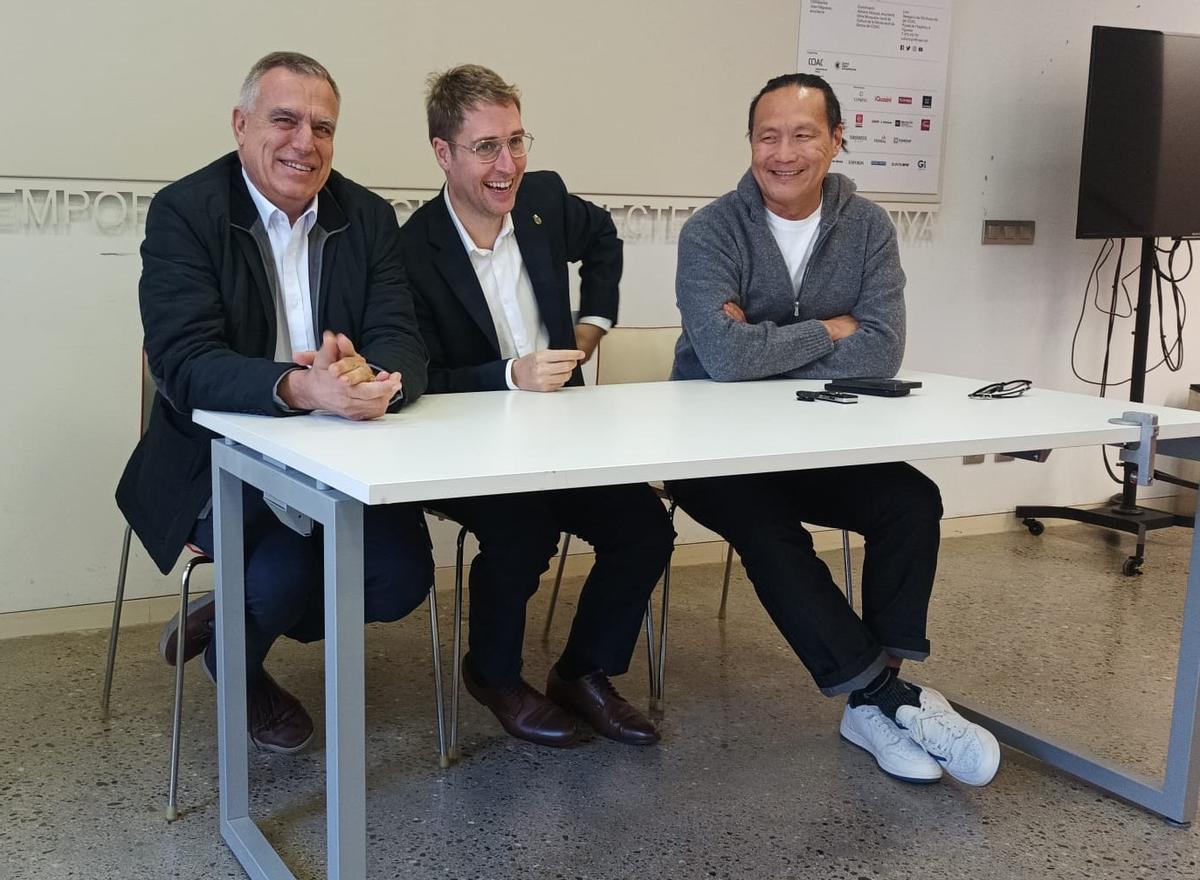 Dídac Lee amb l'alcalde Jordi Masquef i Pere Padrosa fent balabç del CEBA