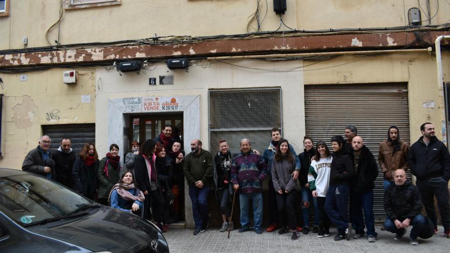 Activistas de la PAH y Entrebarris tras paralizar el desahucio en la calle Anna