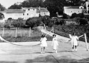 Las pequeñas Victoria, Concha y Teresa Armada, hijas del VII conde de Revillagigedo, Álvaro de Armada y de los Ríos-Enríquez, en su finca de Peña de Francia, en Deva, en los años veinte.