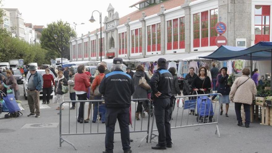 Vigilancia en el mercadillo de Cangas tras los altercados de 2015. |   // GONZALO NÚÑEZ