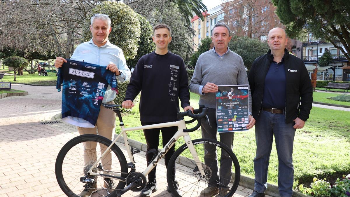 Arturo Parajón, Diego Llosa, José Antonio Fernández y Abel Llosa, durante la presentación de la prueba.