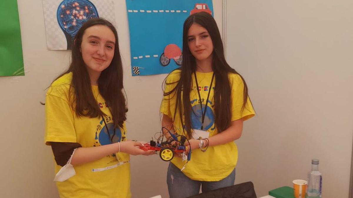 Arrancar el coche ¿con el pensamiento? Iria Fernández e Irene López, de Aulas Tecnópole, y estudiantes de 4º de ESO en Salesianos, presentan el “Mindcar”, nada menos que un coche de carreras que se acciona a través de las señales que generan las ondas cerebrales a través de una diadema en la frente.