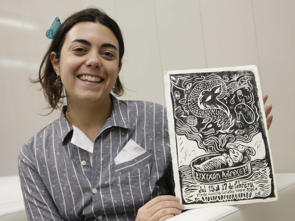 Rosario Roses Ariza, con el linograbado con el que ganó el concurso del cartel del Antroxu de Gijón. | JUAN PLAZA
