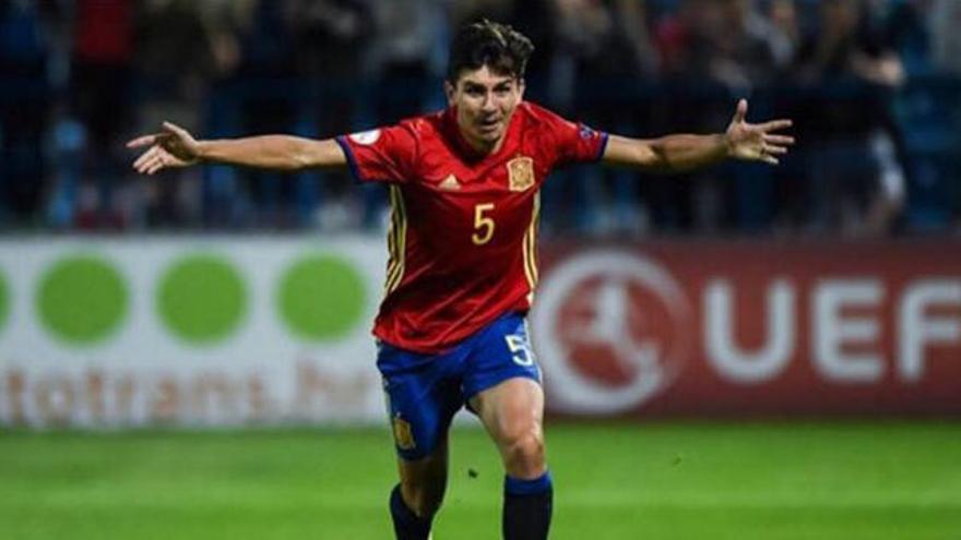 Víctor Chust celebra un gol con la Selección Española.