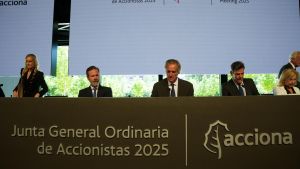 El presidente y CEO de Acciona, José Manuel Entrecanales Domecq (c), durante la Junta General de Accionistas de Acciona, a 26 de junio de 2025, en Madrid