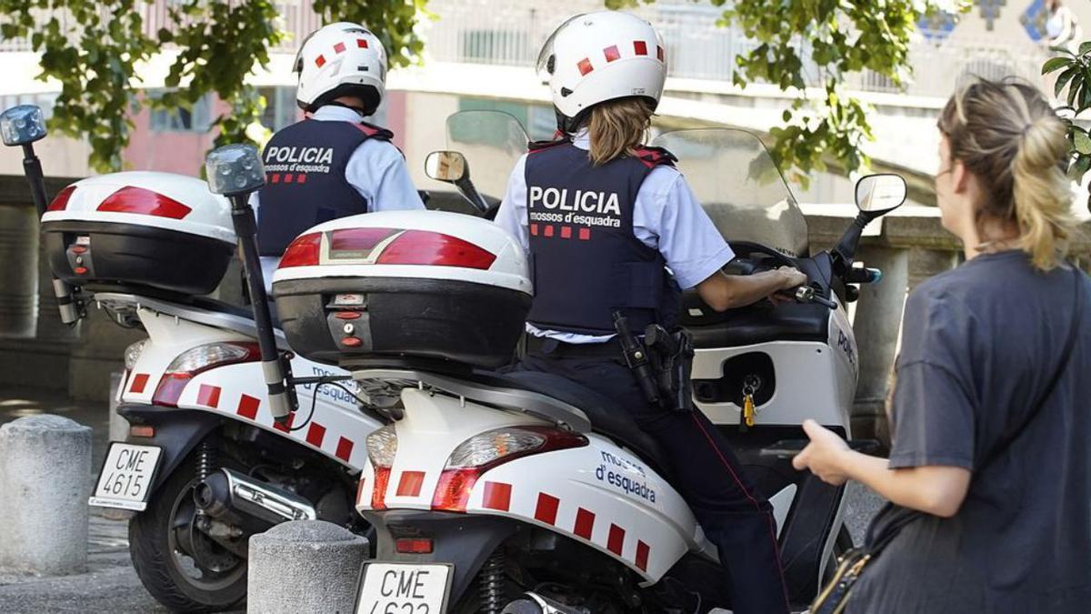 Un binomi de Mossos en moto al centre de Girona.  | FIRMA FOTÓGRAFO