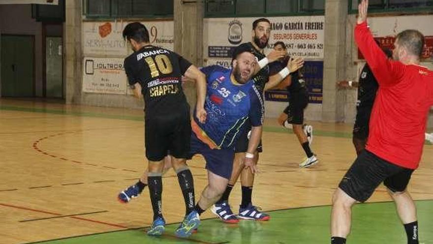 Chema en un partido de pretemporada entre el Bueu y el Cangas. /SÁ