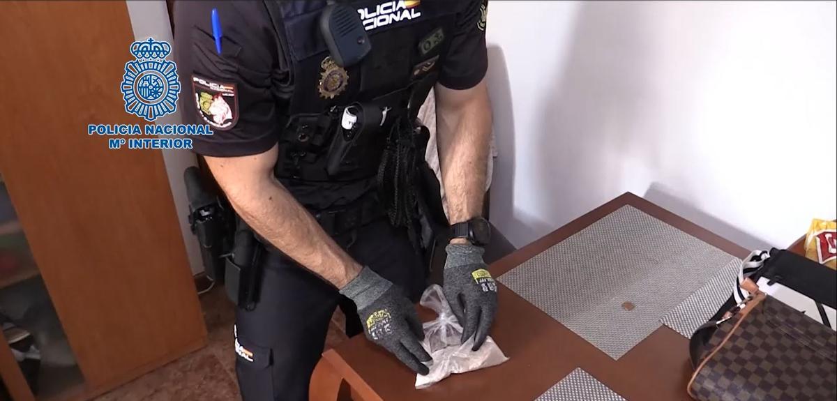 Un policia amb una bossa de cocaïna en un dels dos pisos de Blanes