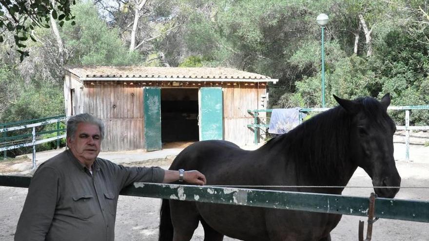 El monitor de la Sección Montada Ángel Terrón junto a uno de los caballos de la cuadra.