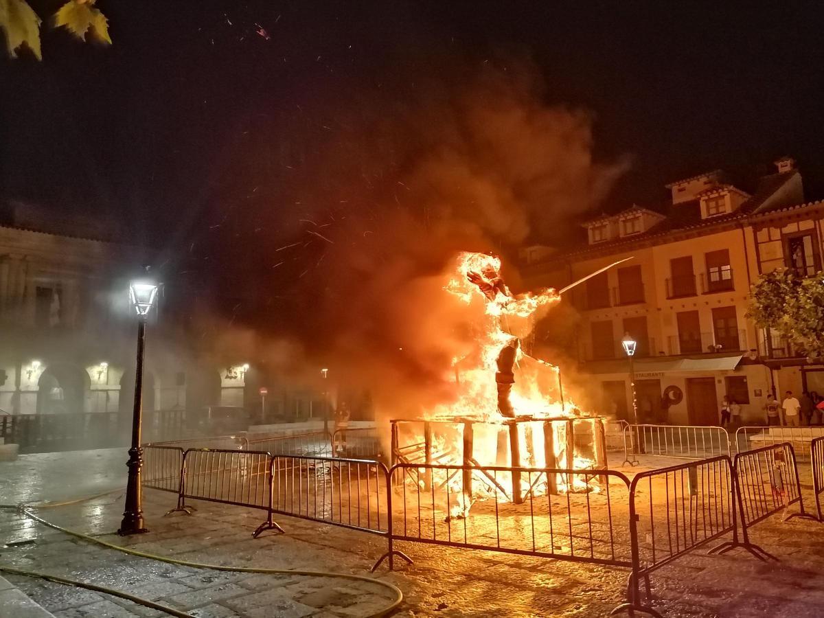 GALERÍA | Toro revive la noche de San Juan con música y fuego