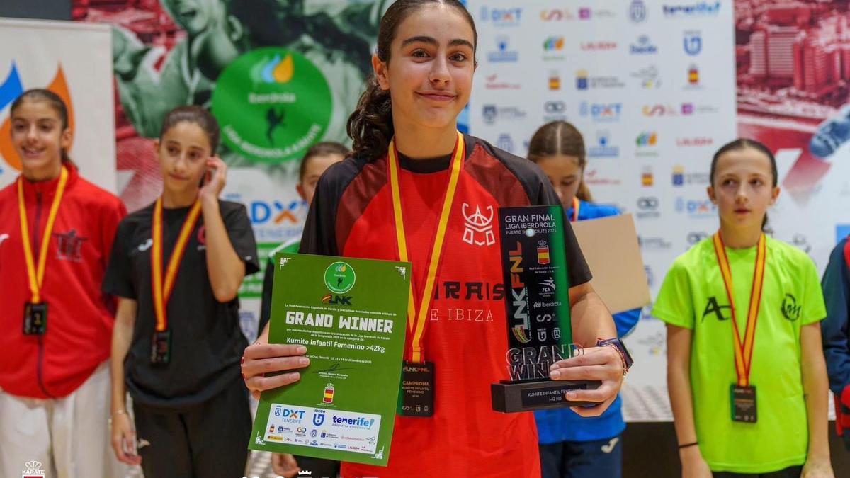 La karateca Nara Miranda Blesa posa con sus premios