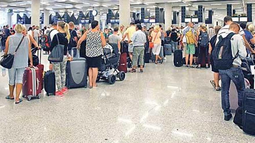 La familia estuvo 4 horas esperando en Son Sant Joan.