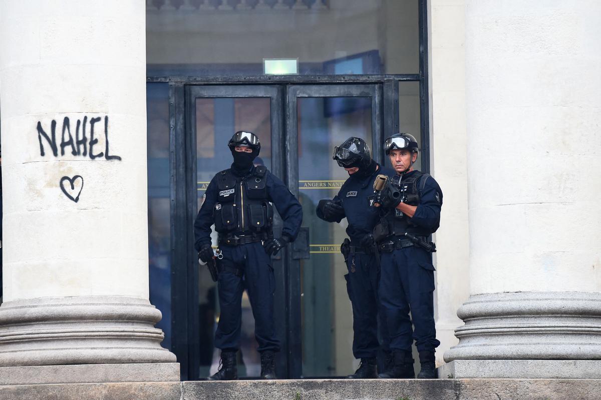 Los disturbios se extienden por Francia en la cuarta noche de protestas. Enfrentamientos y detenidos en Nantes.