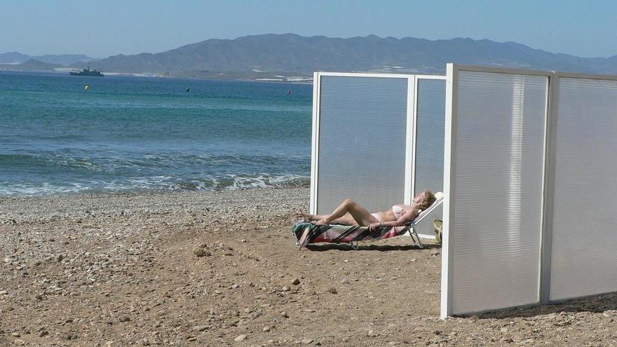 Playa de invierno en Mazarrón, con cortavientos para poder tomar el sol todo el año.