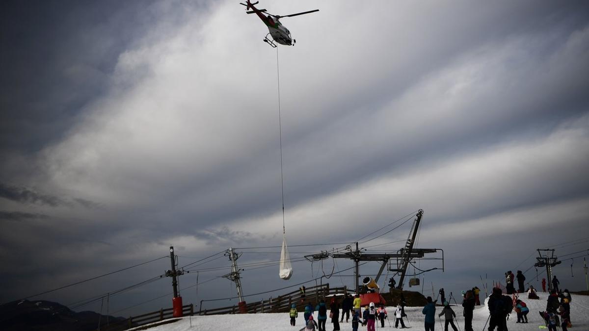 Traslado de nieve en helicóptero