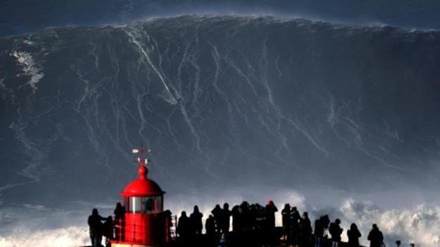 El espectacular vídeo de un portugués surfeando una ola de 35 metros