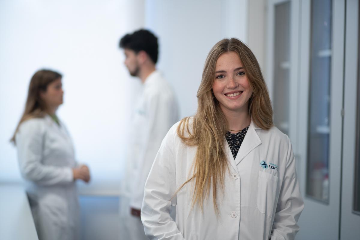 Alumna de Loyola en el laboratorio de la universidad.