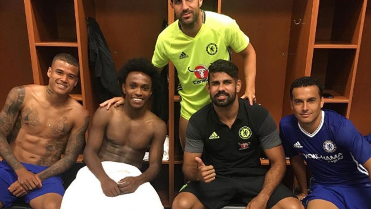 Diego Costa, junto a algunos de sus compañeros