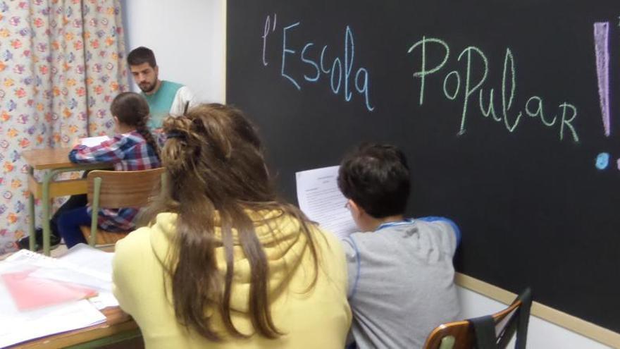 Infants participant en una de les classes de reforç escolar.