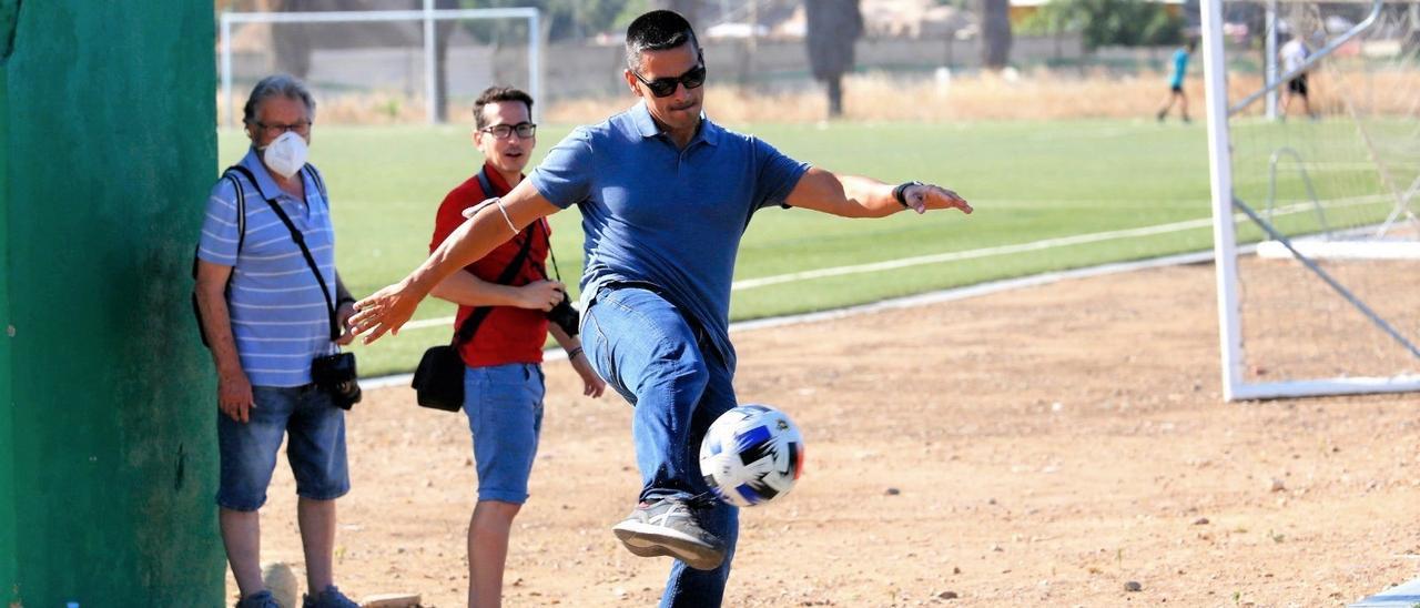 Juanito despeja un balón durante una sesión de entrenamiento en la Ciudad Deportiva.