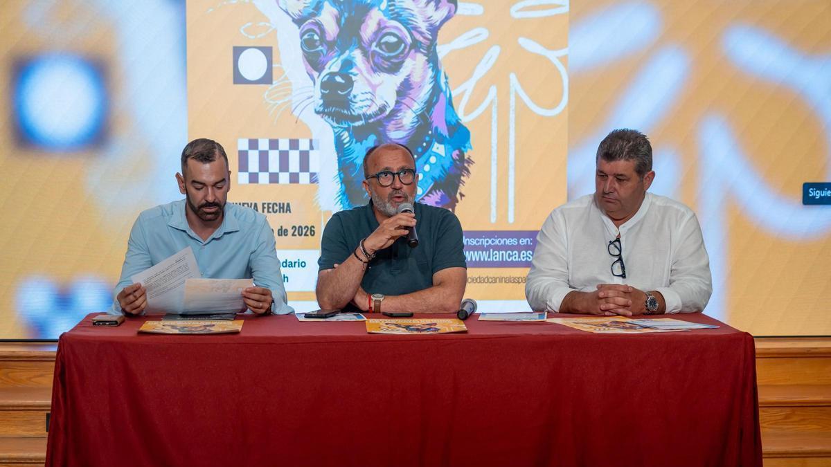 El concejal de Bienestar Animal, Mario Bordón; el alcalde de Santa Lucía de Tirajana, Francisco García y el presidente de la Sociedad Canina de Las Palmas, Jacinto Martín; durante la presentación de las exposiciones caninas.