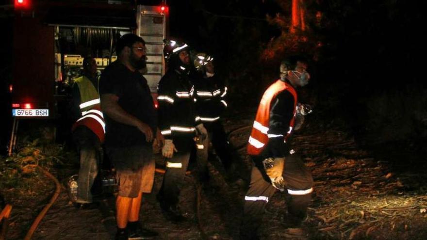 Efectivos de la lucha contraincendios que trabajaron en el de Balcón do Rei. // Santos Álvarez