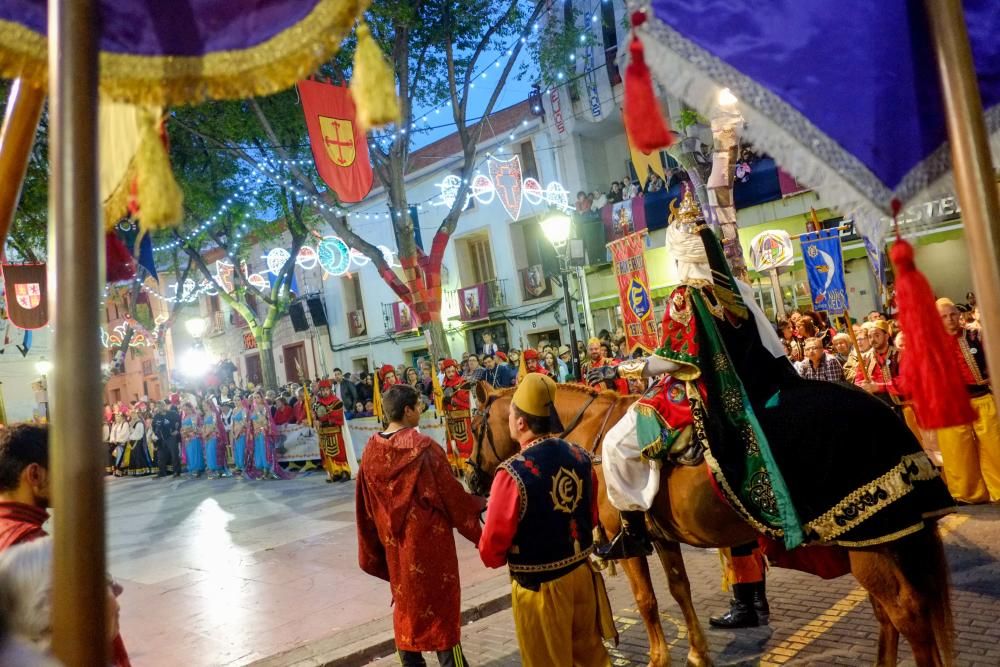 Las diez comparsas acompañan al santo en su tradicional bajada ante miles de vecinos que aguardan con emoción su paso