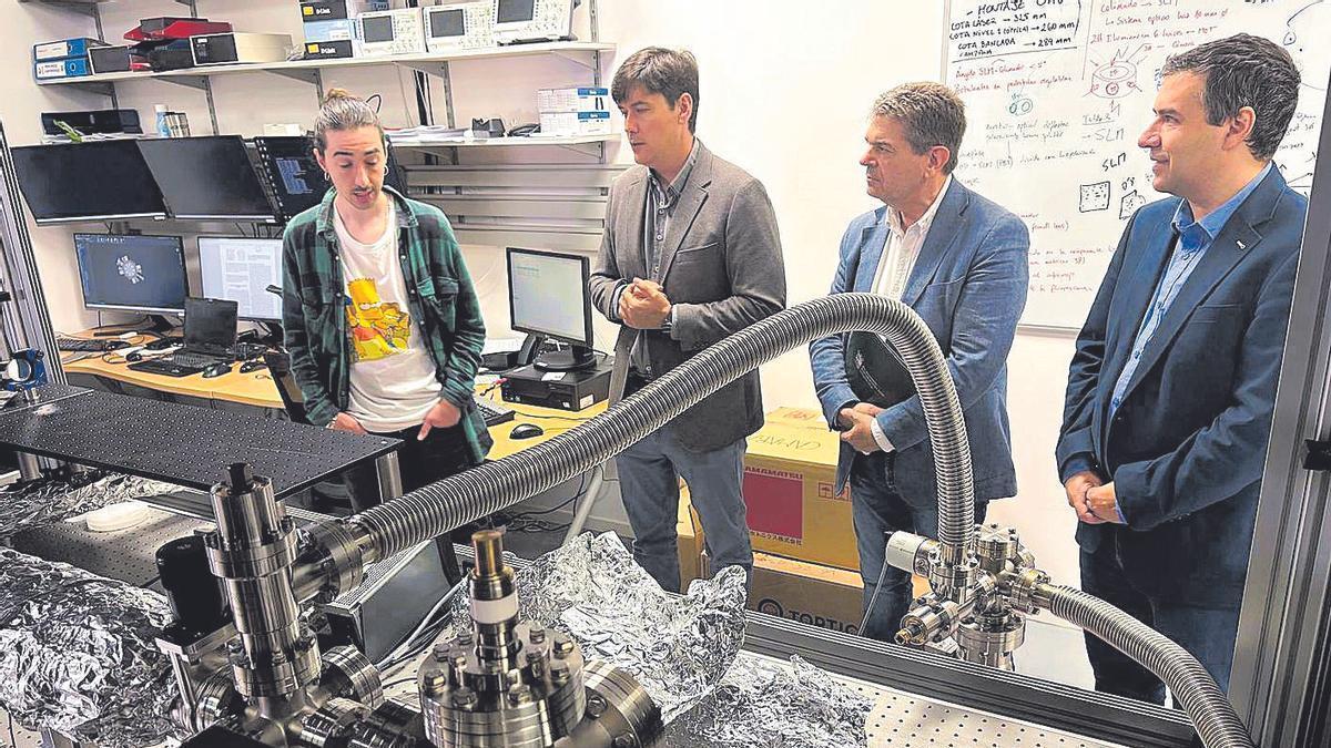 Pela izquierda, Sergio Ena, Borja Sánchez, José Ramón Ardines y Adolfo Fernández, nel llaboratoriu de física cuántica del CINN.