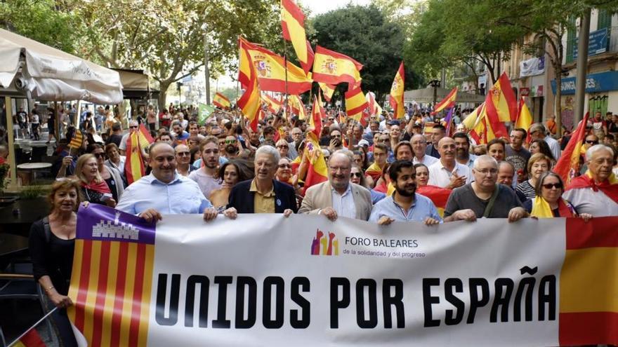 &quot;Vereint für Spanien&quot; steht auf dem Banner der Einheitsverfechter.