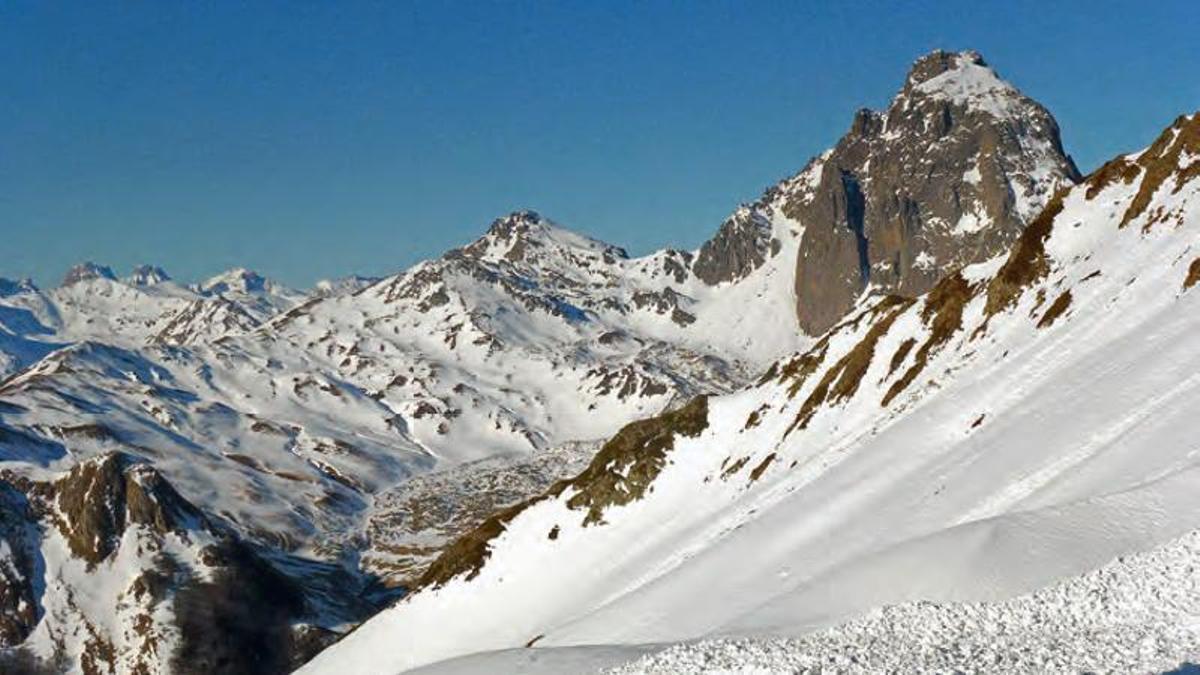 Imagen de un alud de fusión el Pirineo donde el peligro de avalanchas sigue vigente por lo que se recomienda máxima precaución en las salidas a la montaña.