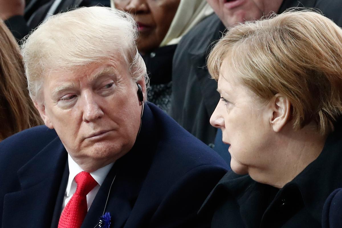 Donald Trump y Angela Merkel conversan en una ceremonia celebrada en el Arco del Triunfo de París, en noviembre del 2018, para conmemorar el centenario del armisticio del 11 de noviembre de 1918, que puso fin a la I Guerra Mundial.