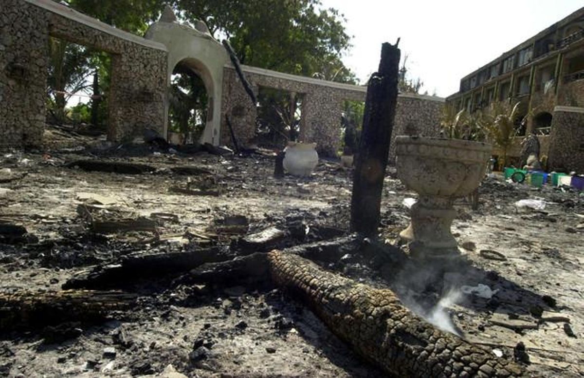 28 de novembre del 2002. L’hotel Paradise, a Mombasa (Kenya) després de l’explosió provocada per tres terroristes suïcides. En total van morir 15 persones.