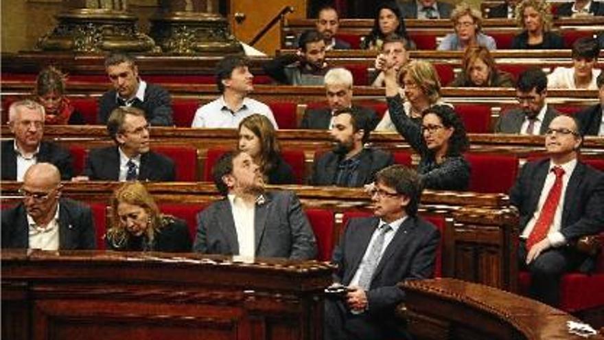 La portaveu parlamentària de Junts pel Sí, Marta Rovira, marca el vot afirmatiu al seu grup durant el ple.