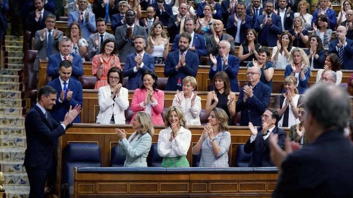 El presidente del Gobierno, Pedro Sánchez, aplaudido por su Gobierno y la bancada socialista.