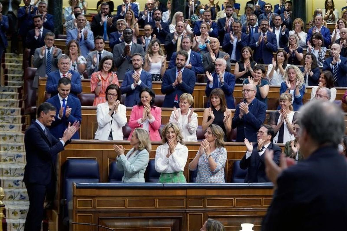 El presidente del Gobierno, Pedro Sánchez, aplaudido por su Gobierno y la bancada socialista.