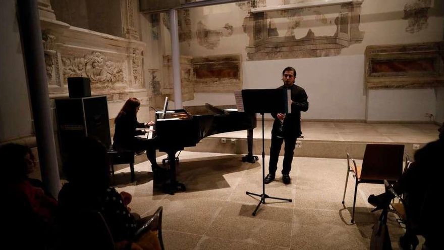 Natalia Zapatero y Pablo Monterrubio, durante el concierto en la Biblioteca del Estado.