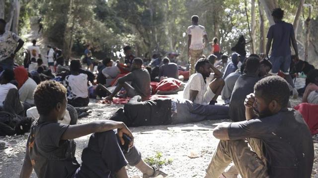 Diversos migrants descansen en un carrer de Ceuta, ahir. | JESÚS TORRES / EUROPA PRESS