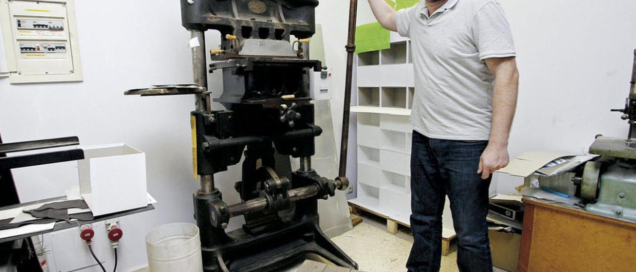 Pablo Pino, en su taller de Vigo, junto a una de sus máquinas de estampar. // Jorge Santomé