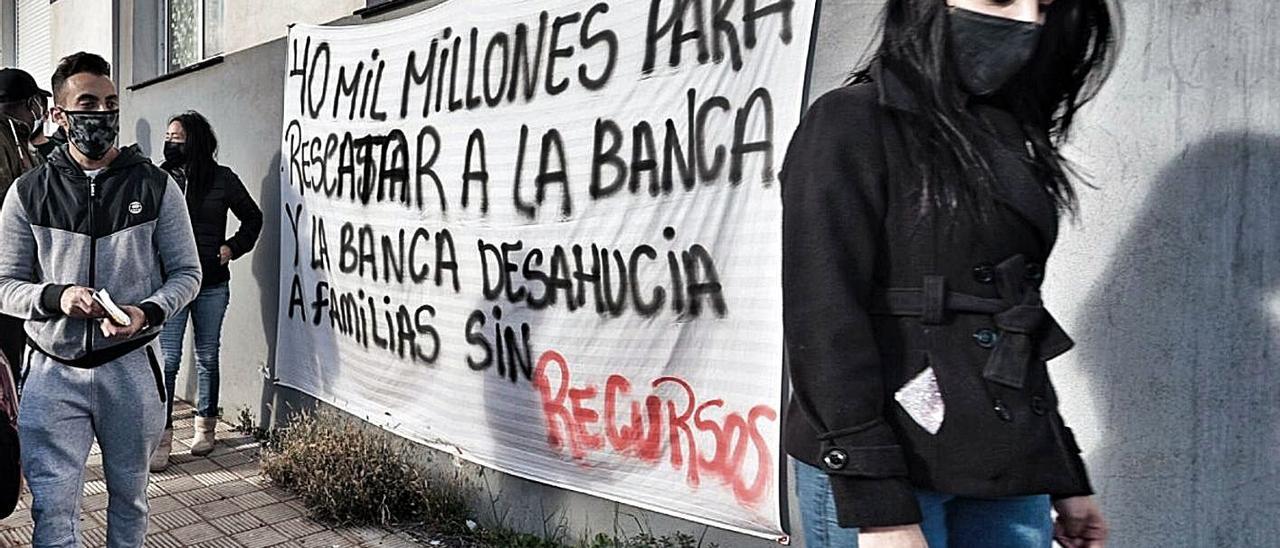 Pancarta de unos inquilinos amenazados de desahucio en Santa Cruz de Tenerife. | | MARÍA PISACA