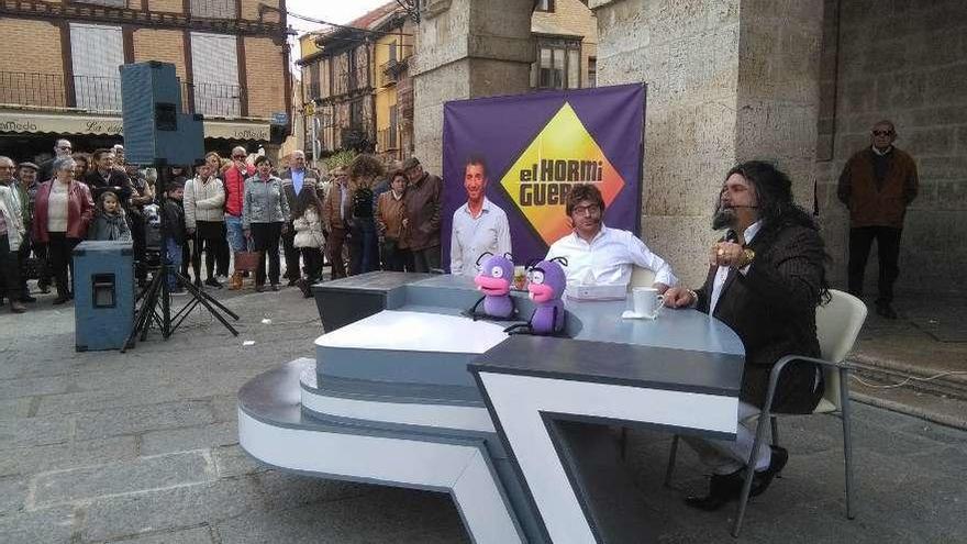 Numerosas personas siguen con atención la entrevista de Pablo Matos a El Cigala.