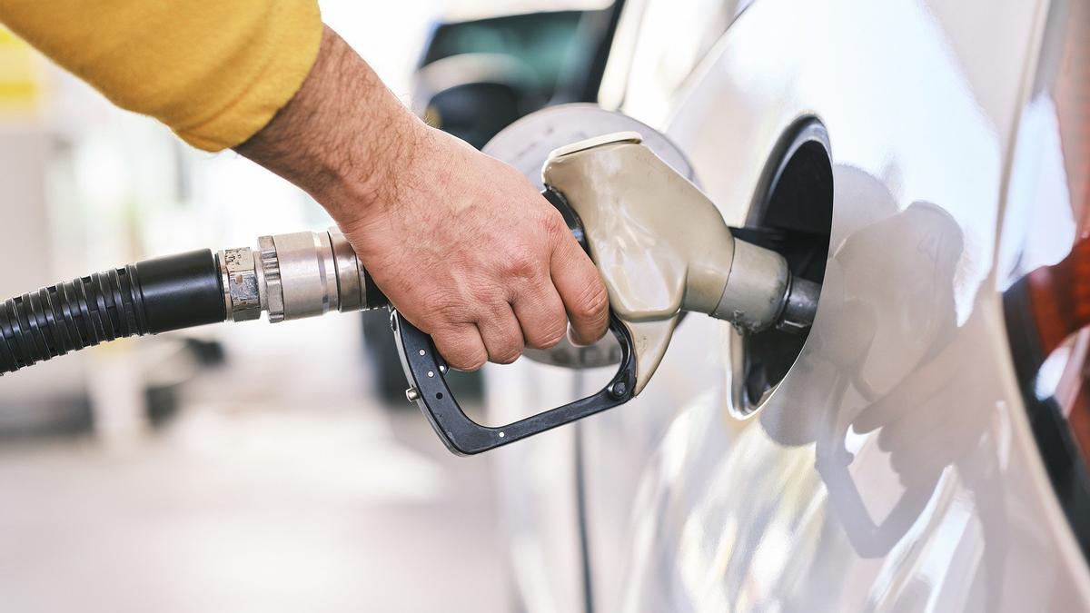 El precio de la gasolina trae de cabeza a los conductores, que deben romper la hucha para llenar el depósito.