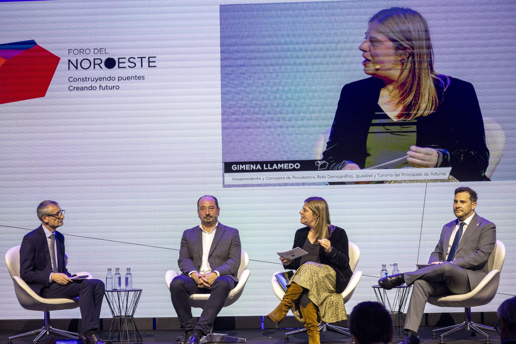 Un momento de la mesa sobre “Turismo inteligente” con José Manuel Merelles, de Turismo de Galicia, Gimena Llamedo, del Principado de Asturias, Victor López, de Turismo de Zamora, moderada por Xaime Leiro, director de "El Correo Gallego".