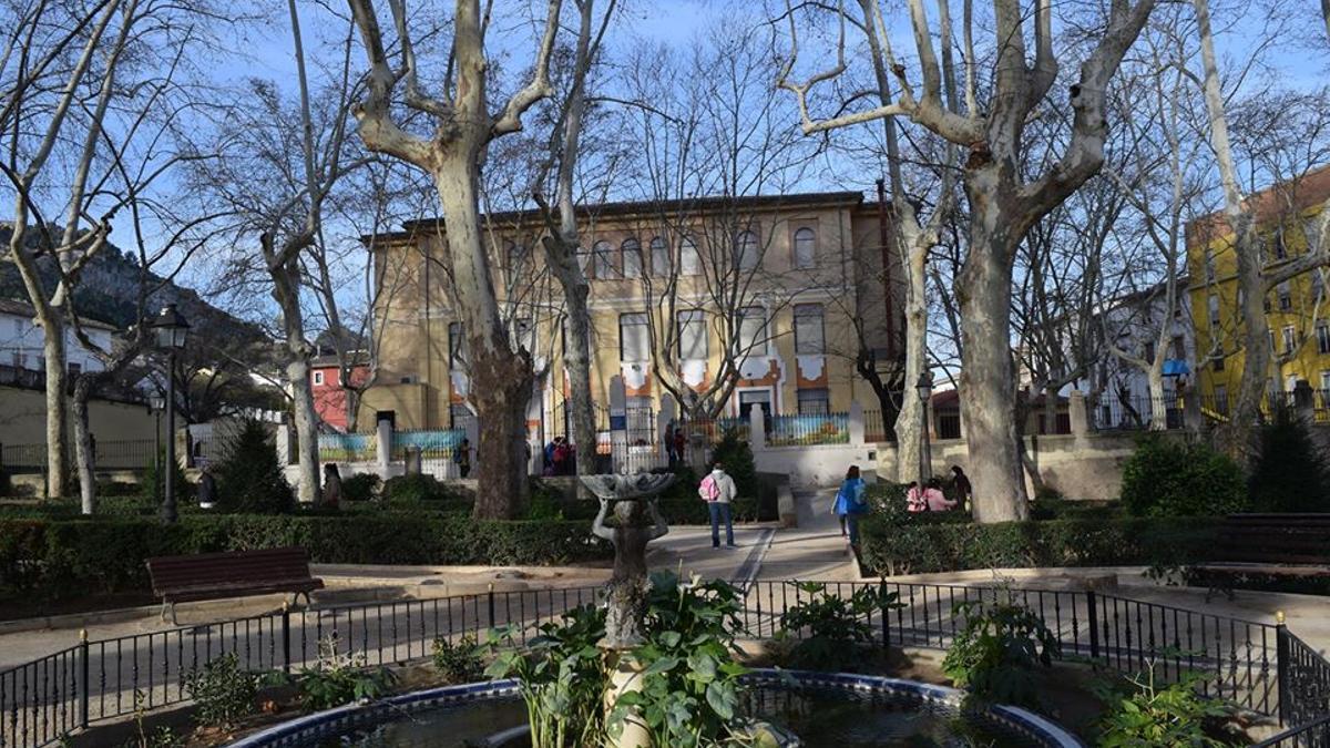 Imagen de archivo de la fachada del colegio Attilio Bruschetti de Xàtiva.