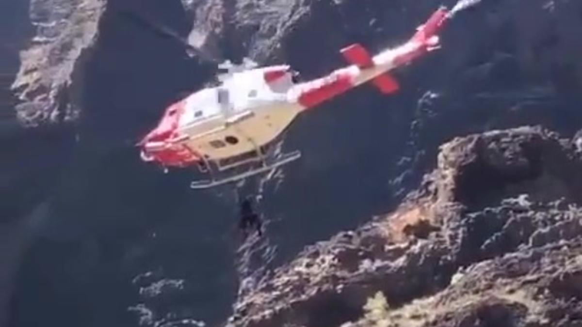 El helicóptero del GES durante el rescate a una senderista en Masca.