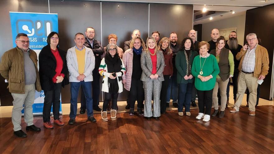 De izquierda a derecha, José Manuel Felgueroso, Marta Pérez, Fidel Fernández, Irene Cartón, Paula Riestra, Catarina Valdés, Aurora Lissarrague, Silvia Inocencio, María de los Ángeles Álvarez, Aleida Mohedano y Javier Fernández. Detrás, de izquierda a derecha, Vicente Zapico, Ana Meredíz, Miguel Ángel Álvarez, Francisco Javier García, Francisco Álvarez, Alberto Blanco, José Alberto Félix yTomás Martín. | Vivas